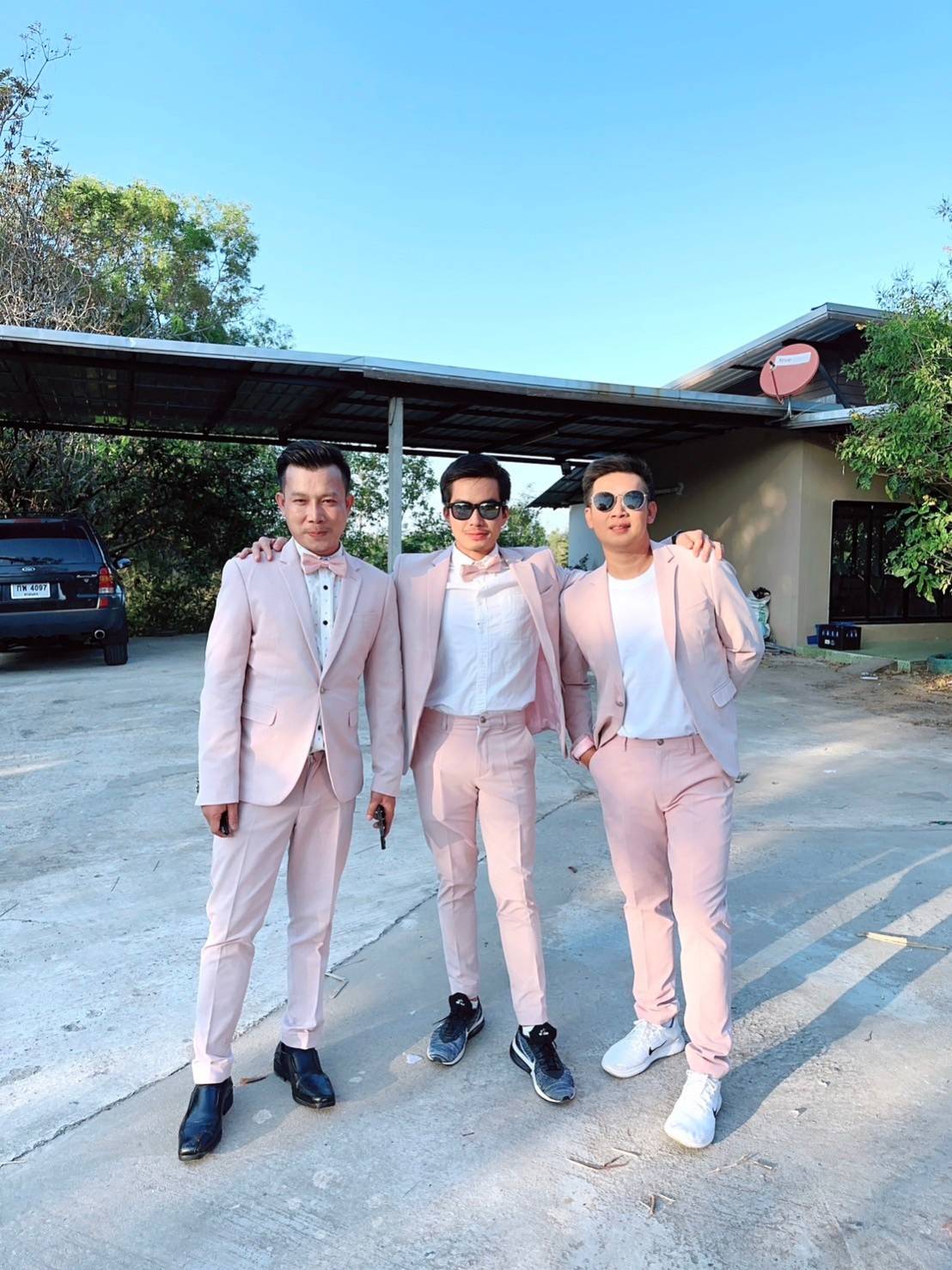 พร้อมเช่า ชุดสูทชาย สีชมพูพาสเทล Pastel Pink ทรงเข้ารูป สไตล์เกาหลี (ไม่มีเสื้อกั๊ก)