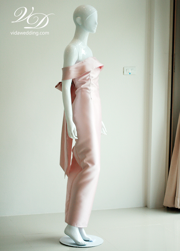 เช่า ชุดราตรี สีชมพู ไหล่ปาด ผูกโบว์หลัง กระโปรงสอบผ่าหลัง เนื้อผ้าไหม