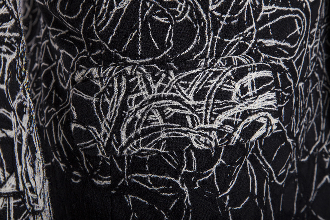 พร้อมเช่า เสื้อสูทชาย สีขาวดำ ปักลายกราฟฟิก กางเกงดำ