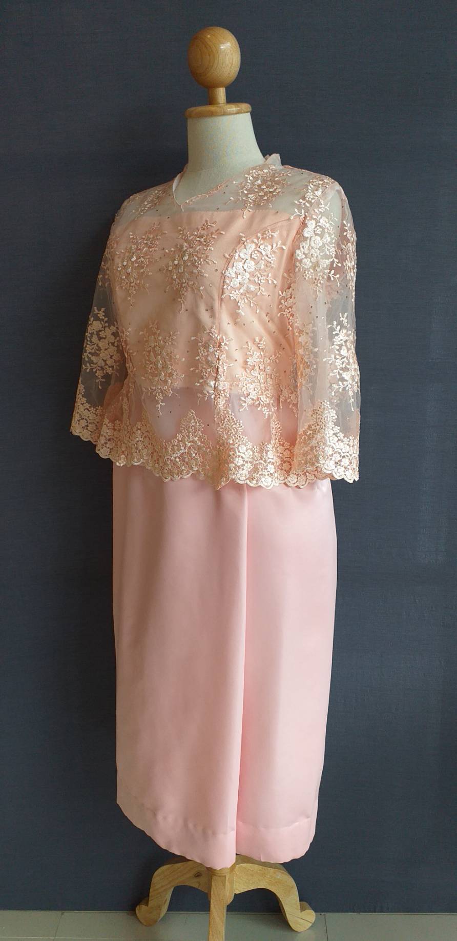 พร้อมเช่า ชุดไทยคุณแม่ เสื้อลูกไม้ ผ้าซิ่น แยกชิ้น เรียบหรู สีโอรส พลัสไซส์