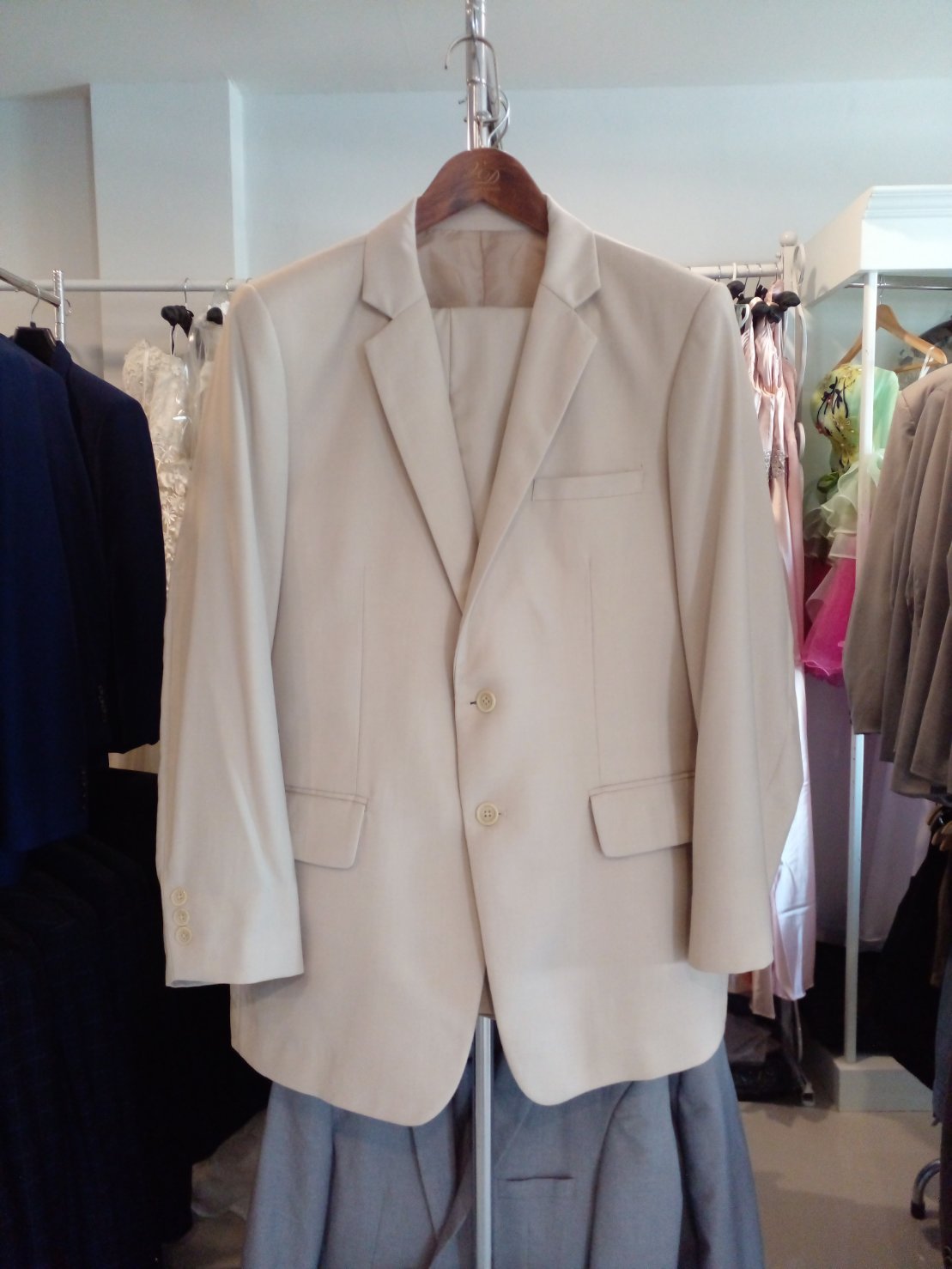 พร้อมเช่า ชุดสูทชาย สีครีม รุ่นใหญ่พลัสไซส์