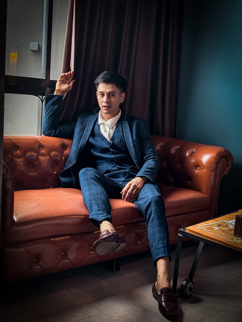 พร้อมเช่า ชุดสูทชาย สีกรมท่า ลายตาราง ทรงเข้ารูป Slim-cut พร้อมเสื้อกั๊ก