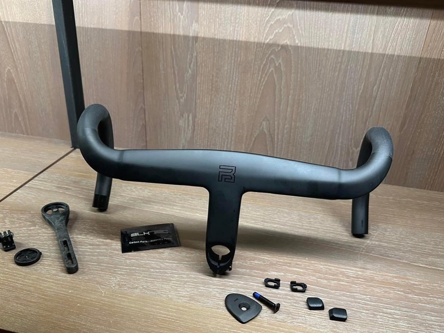 แฮนด์เสือหมอบคาร์บอน BLKTEC รุ่น R8 Road Bike Handlebar Integrated Aero Dynamic วัสดุคาร์บอน รองรับ Switch สำหรับ Shimano Di2 (Climbing Switch)