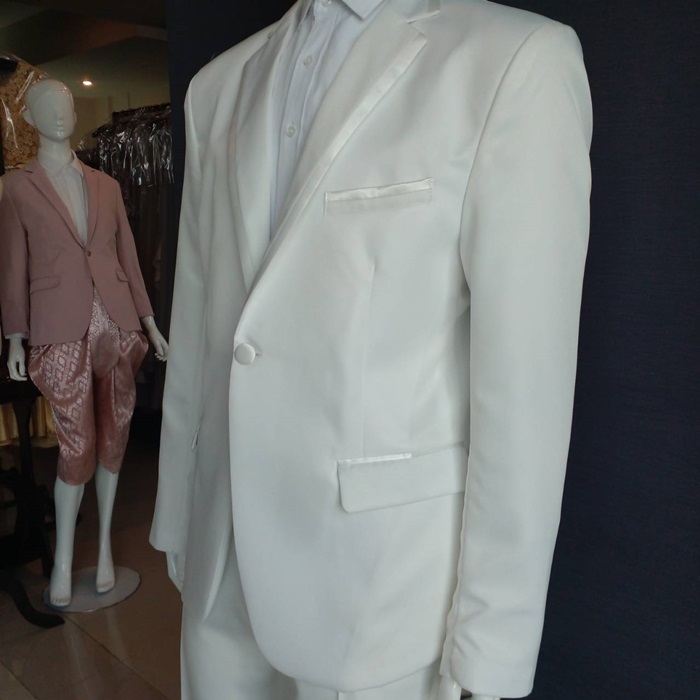 พร้อมเช่า ชุดสูทชาย พลัสไซส์ สีขาว แต่งขอบปก ผ้าใส่สบาย