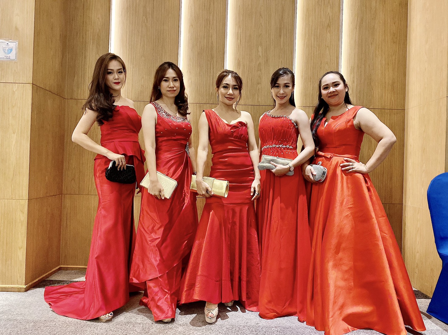 พร้อมเช่า ชุดราตรียาว เกาะอก ไหล่เดียว ทรงหางปลา ผ้าแพรยืดตามตัว แหวกหน้าขา สีแดง