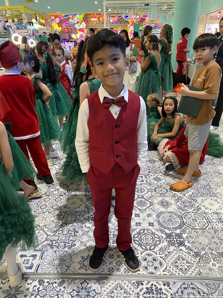 พร้อมเช่า ชุดสูทเด็กชาย สีแดง **พร้อมเช่าไซส์ 120,130,140,150,160,170**