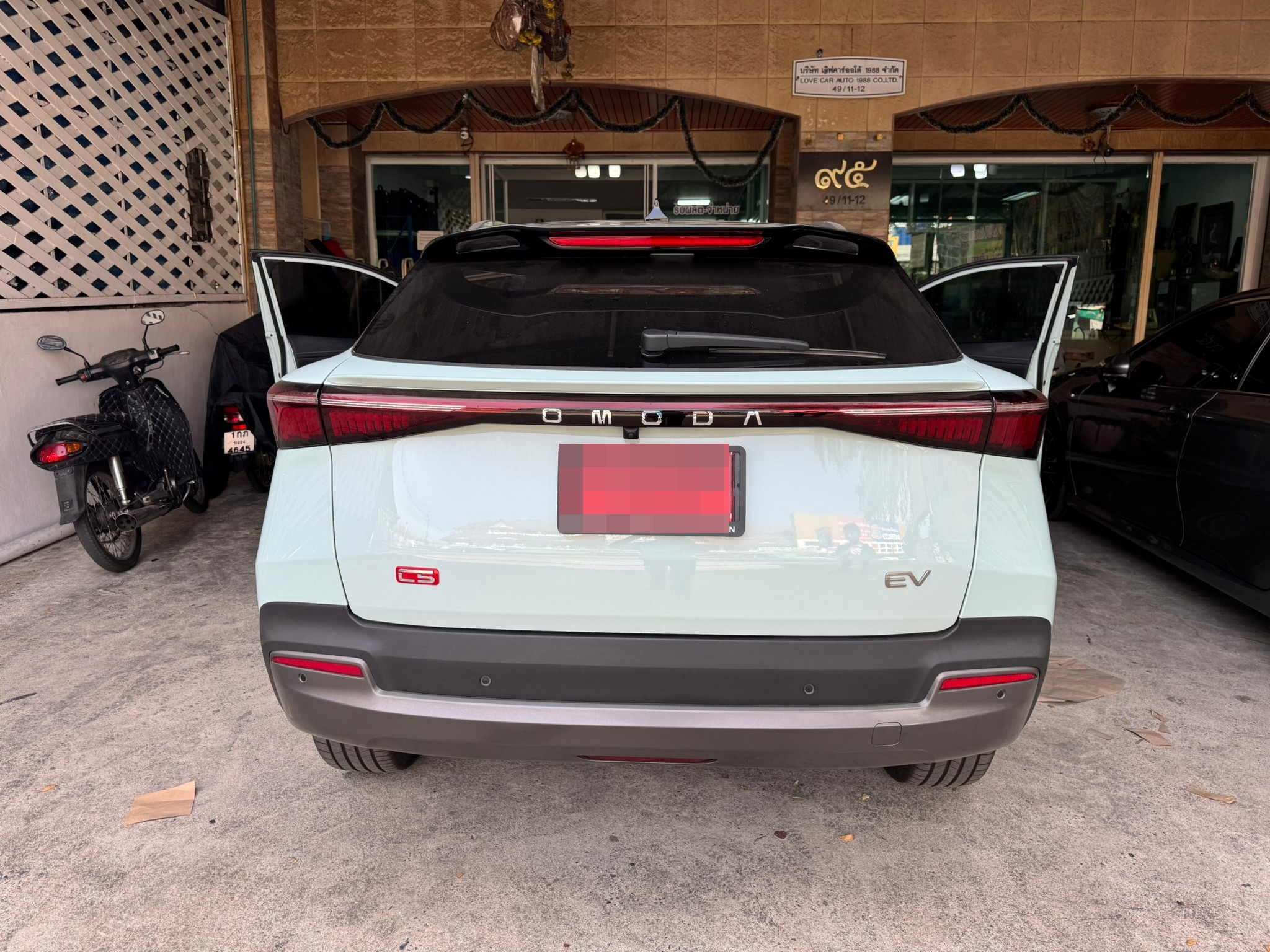 พรมปูพื้นรถยนต์ Omoda C5 (โอโมด้า ซี5) ปูพรมVVIP สีดำด้ายน้ำเงิน เต็มคัน