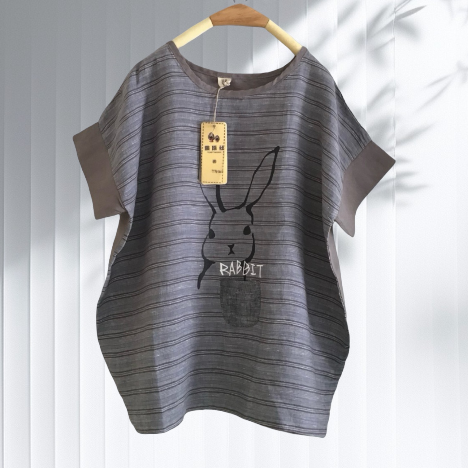 เสื้อผ้าลินินลายทางสกรีนลายกระต่ายแต่งกระเป๋า