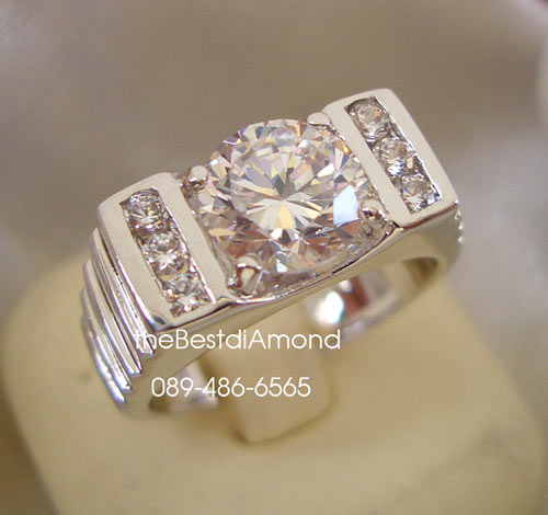 BR814RD+++แหวนชายเพชร 1 กะรัต แบบตัวเรือนยกสูง+++ดูดีมีระดับมากๆๆ หรูหราพอสมควร ตัวเรือนด้านบนยกสูงเล็กน้อย เพชรเล่นไฟดีสุดๆ เหมือนงานร้านจิวเวลลี่เลย