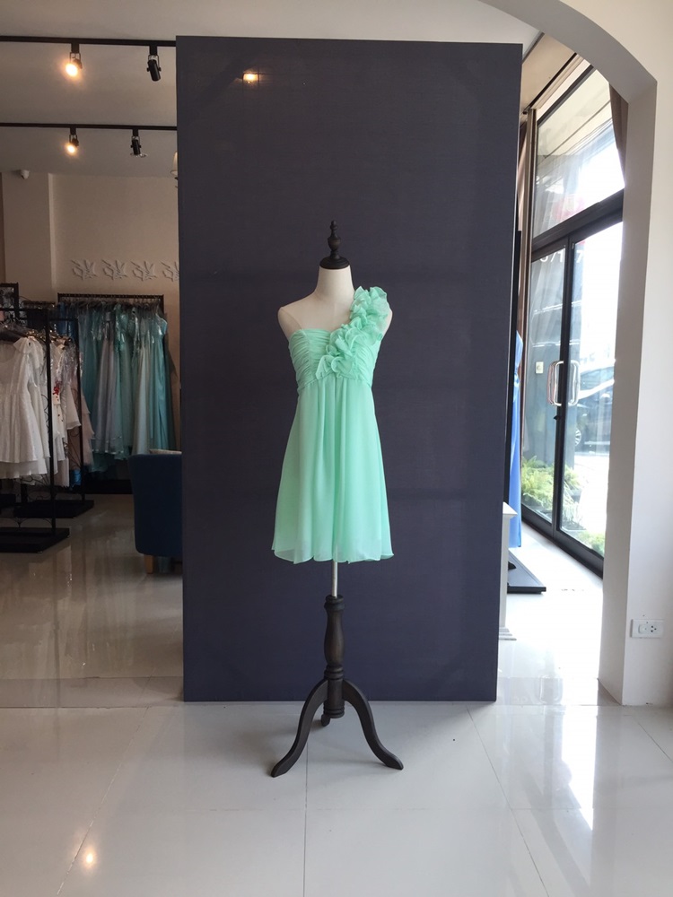 พร้อมส่ง ชุดราตรีสั้น ไหล่เดียว จับเดรปหน้าอก แต่งระบายช่วงไหล่ สีเขียวอ่อน