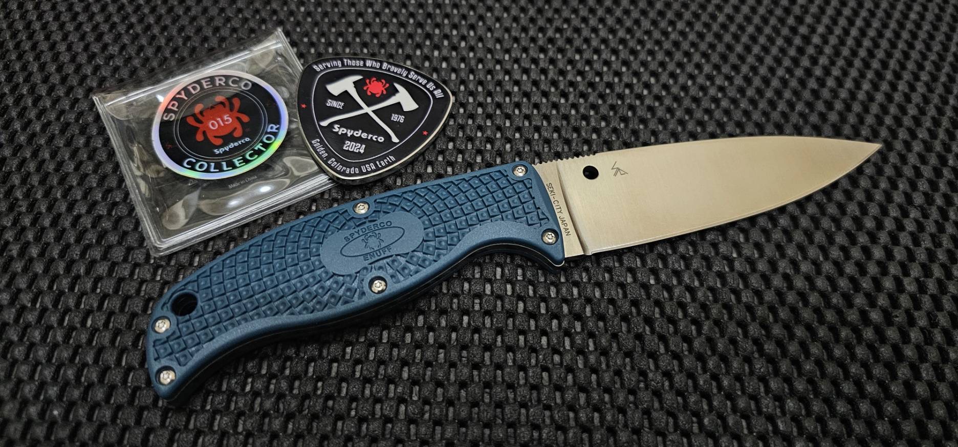 Spyderco Enuff Leaf Fixed Blade Knife Blue FRN (3.95" Satin K390) พร้อมเหรียญ Spyderco Fire Dragon Wildland Firefighter Coin