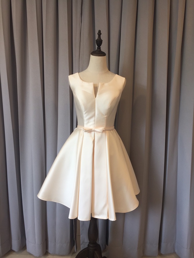 พร้อมเช่า ชุดราตรีสั้น แบบแขนกุด ผ้าซาตินเรียบหรู กระโปรงทรงA แต่งโบว์2ชั้น ช่วงเอว สีครีม Champagne (เชือกผูกหลัง)