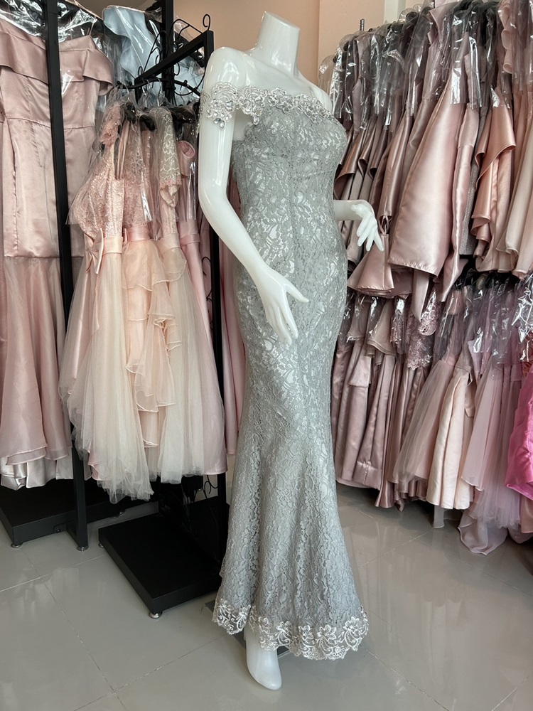 พร้อมเช่า ชุดราตรียาว แบบปาดไหล่ เข้ารูป ทรงหางปลา สีเทา ผ้าลูกไม้ แต่งเลื่อมสุดหรู (เชือกผูกหลัง)