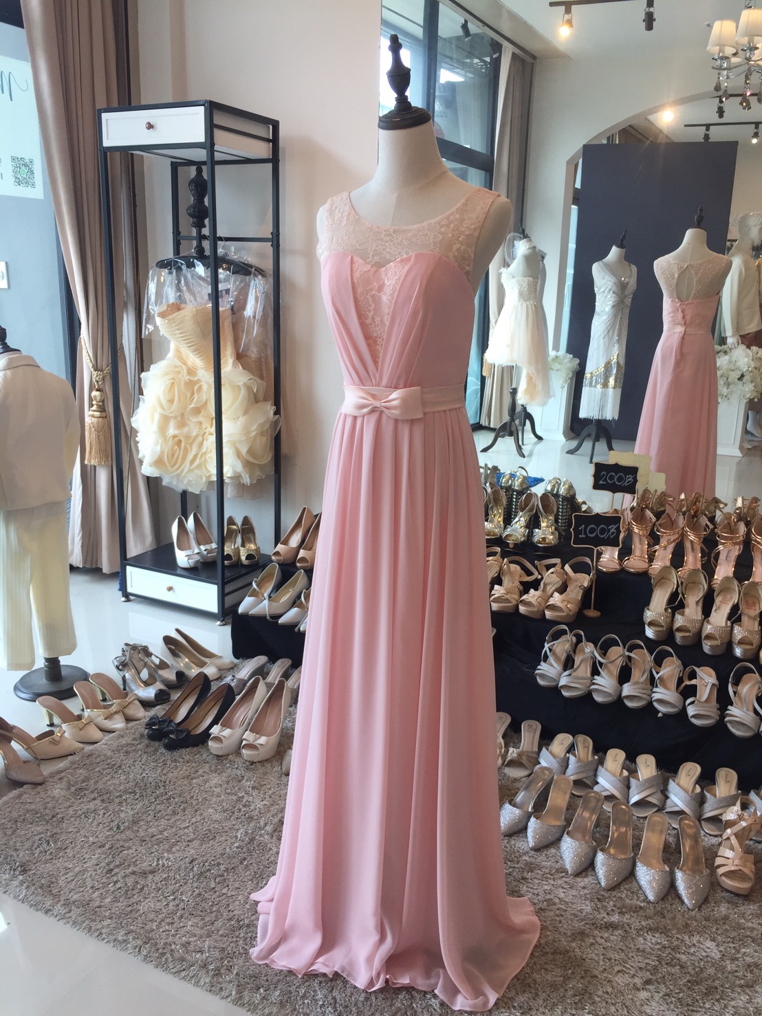 พร้อมส่ง ชุดราตรียาว แบบแขนกุด ผ้าชีฟอง แต่งผ้าลูกไม้ & โบว์ช่วงเอว สวยหวาน สีชมพู (เชือกผูกหลัง)