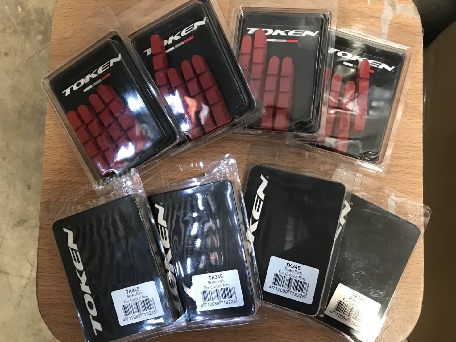 ผ้าเบรคสำหรับขอบล้อคาร์บอน TOKEN TK345 Carbon Brake Pads ผ้าเบรคคาร์บอน