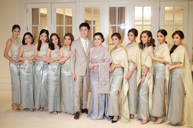 เช่า ชุดไทย ชุดเพื่อนเจ้าสาว ชุดไทยผ้าถุงสีเทาเงิน สไบเรียบ สีงาช้าง