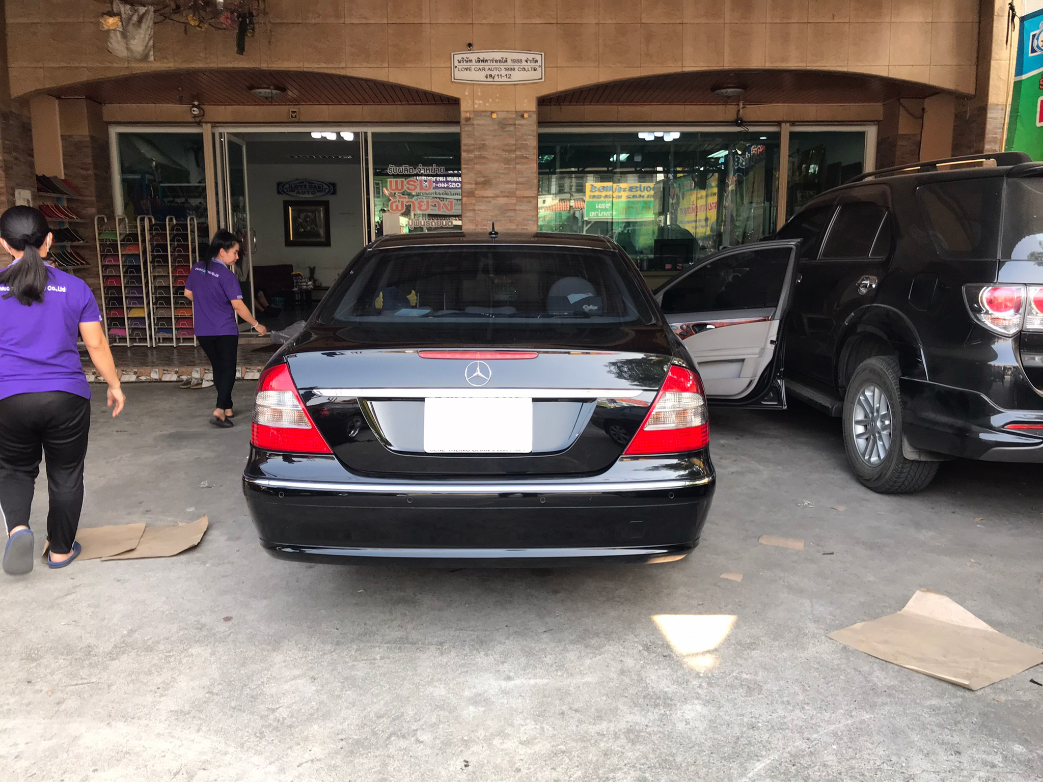 พรมรองพื้นรถยนต์ Benz E200 W211 ปูพรม7D สีดำด้ายทอง + ไวนิลสีครีม เข้ารูป