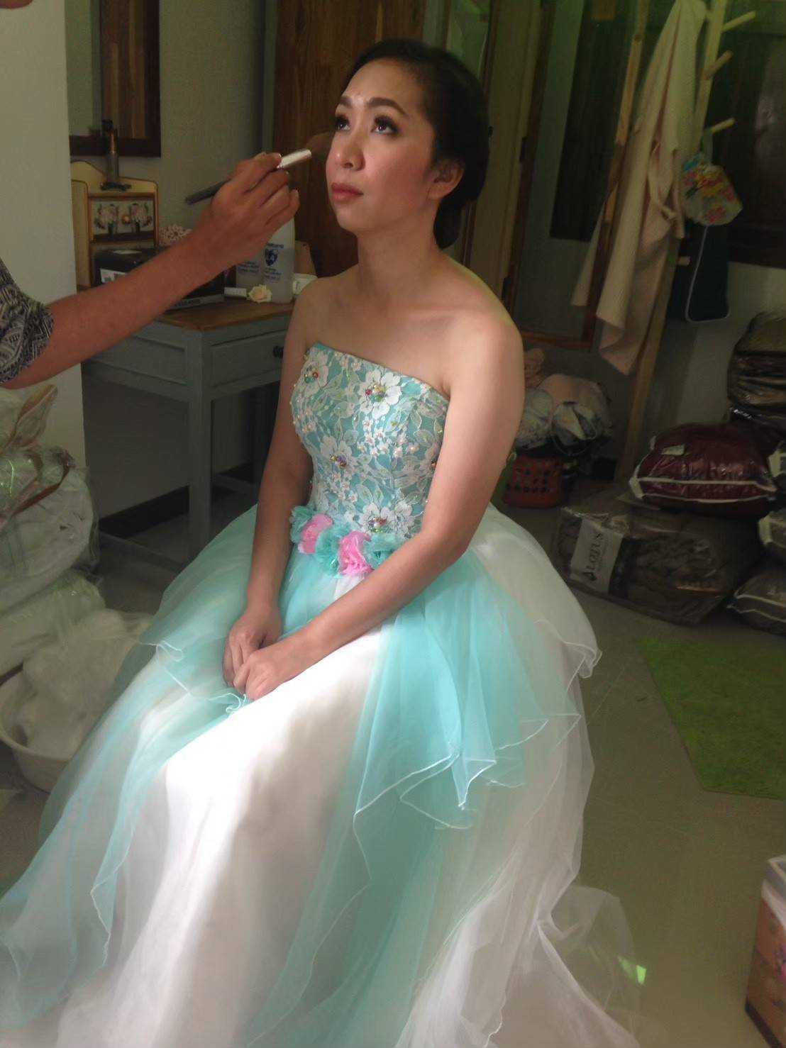 พร้อมเช่า ชุดแฟนซี ชุดราตรี เกาะอก สีเขียวมิ้นต์ แต่งระบายชายไม่เท่ากัน สวยเก๋