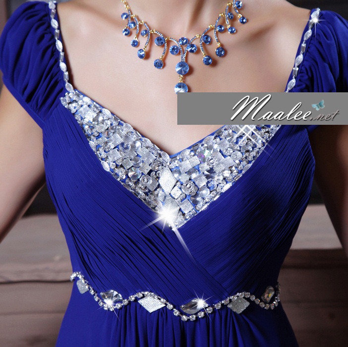 พร้อมส่ง ชุดราตรียาว สีขาว มีแขน แบบเปรี้ยวอมหวาน ปักเลื่อมช่วงคอ หลังผ่าตัววี