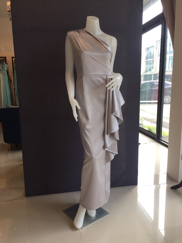 พร้อมเช่า ชุดเดรส เดรสไหล่เดียว ผ้าดัชเชส แพทเทิร์นเนียบ แต่งระบายสะโพก สีเทา