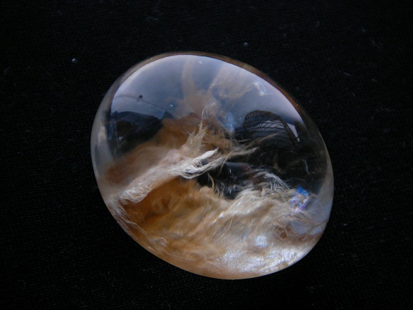 QU0006 QUARTZ โป่งข่ามแก้วใส แก้วเข้าแร่ แพรใหมเงิน แพรใหมทอง ห่อหุ้มทรัพย์ แก้วใสสวยสะอาด size 19.93x15.62x8.14 mm. QUARTZ จากพม่า