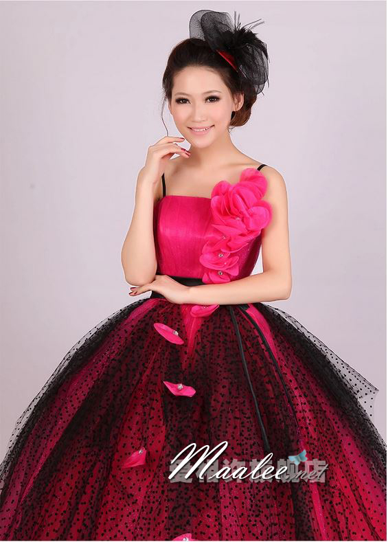 พร้อมเช่า ชุดแฟนซี ชุดราตรียาว แบบสายเดี่ยว สีชมพูเข้ม แต่งดอกช่วงอก ผ้าคาดเอวสีดำผูกเป็นโบว์เก๋ แต่งผ้าตาข่ายสีดำ (ไม่รวมโบว์ติดผม)