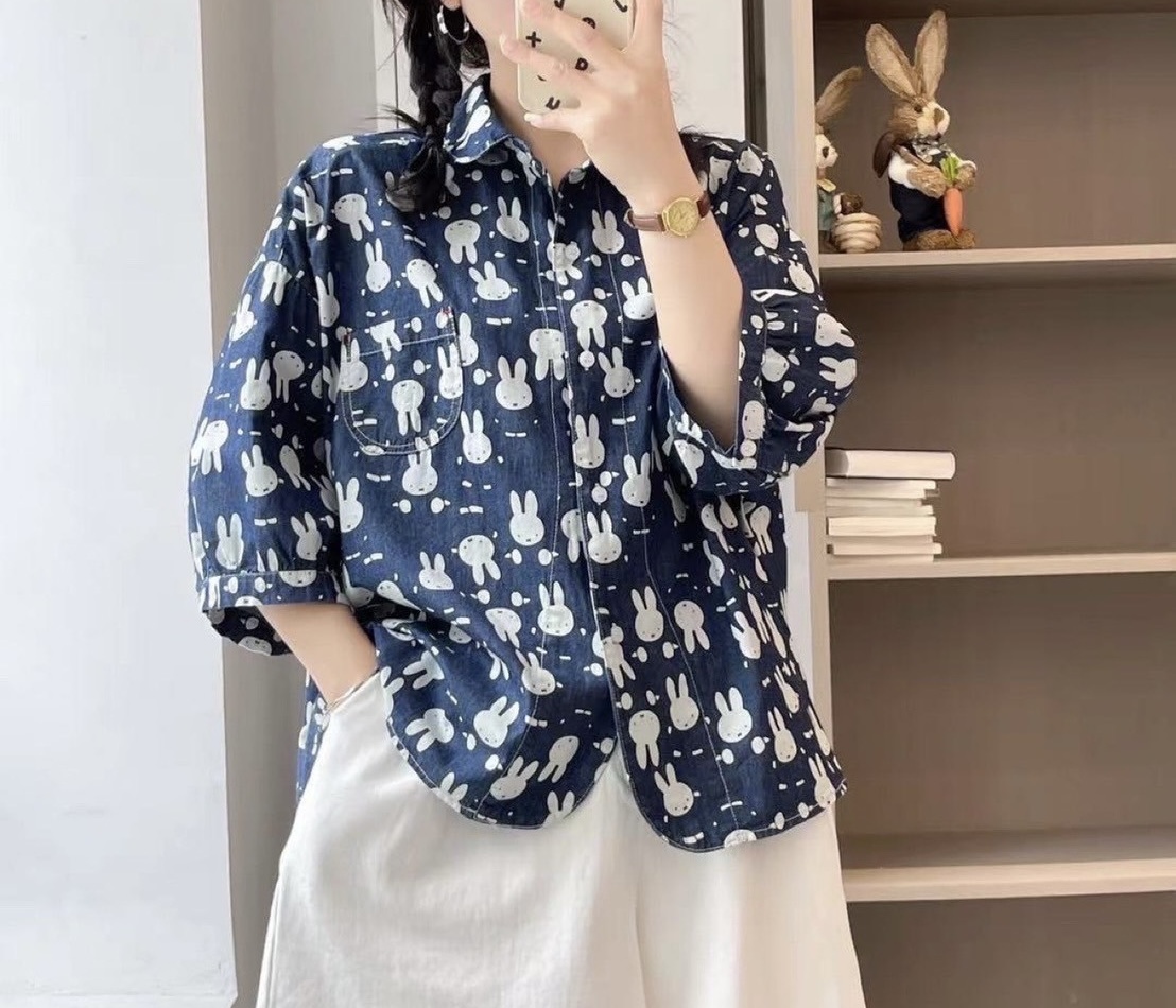 เสื้อเชิ้ตยีนส์บางลายกระต่ายแต่งกระเป๋า