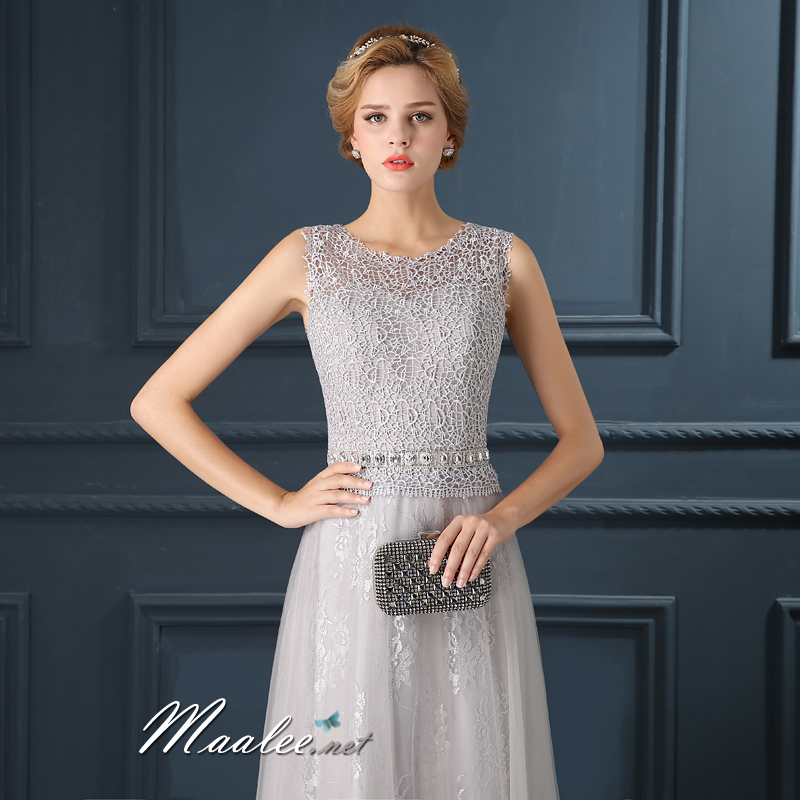 พร้อมเช่า ชุดราตรีสั้น แขนกุด แต่งลูกไม้ เอวคาดเพชรหรู กรโปรงตาข่าย ด้านหลังซีทรูแนวเซ็กซี่ สีเทา