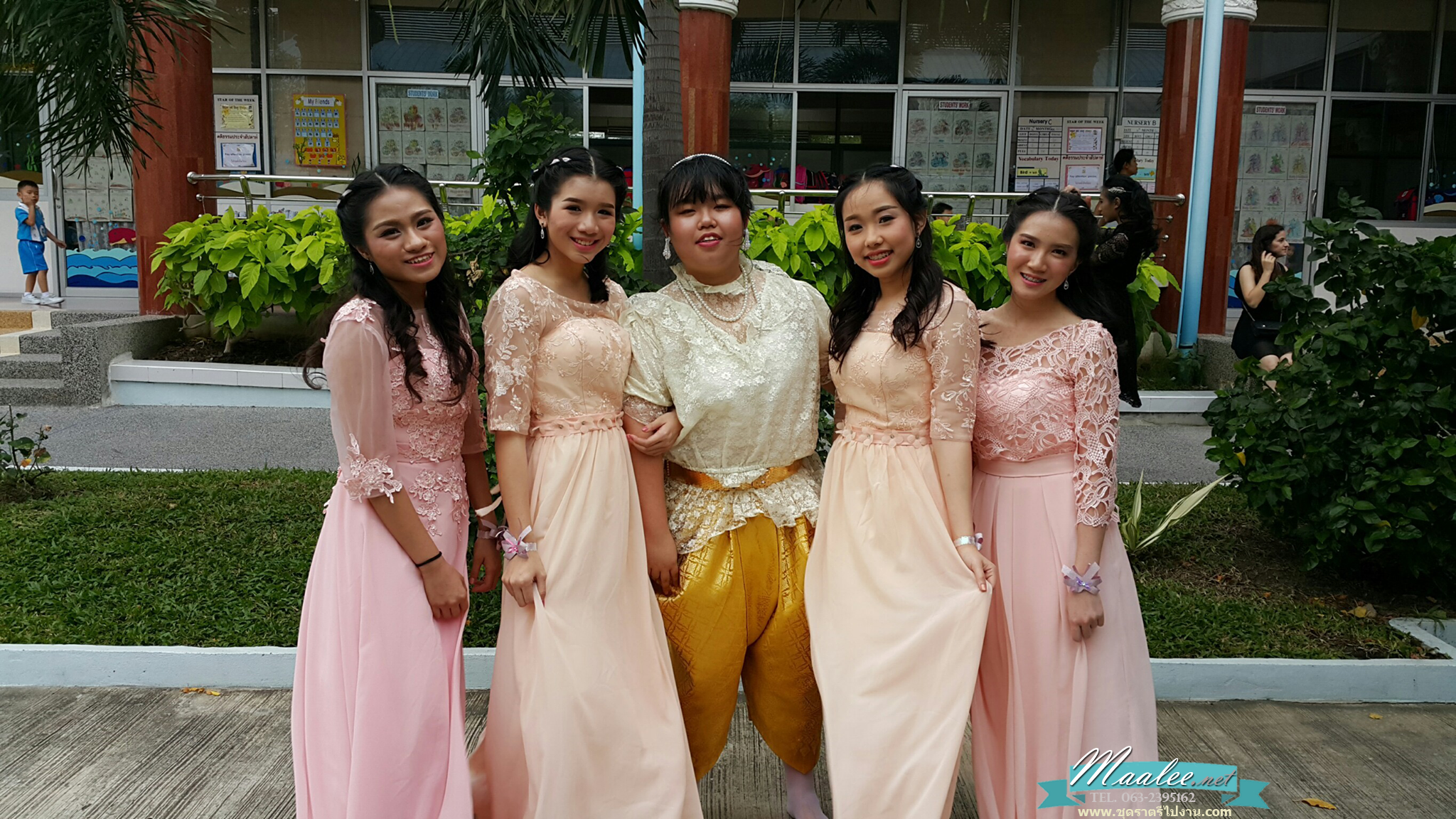 พร้อมส่ง ชุดราตรียาว สีขาว แขนยาว แบบเรียบหรู แต่งลูกไม้เซาะดอก ปักลูกปัดมุก