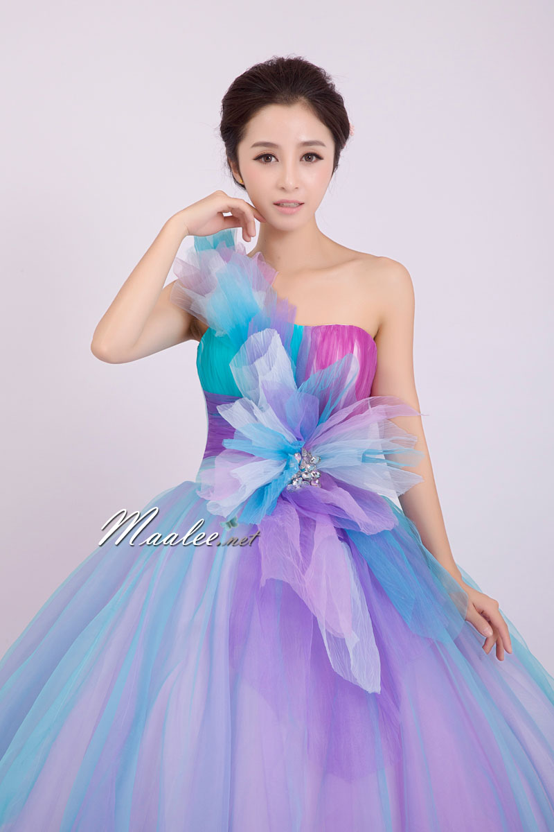 พร้อมเช่า ชุดแฟนซี ชุดราตรียาว ไหล่เดียว สีเรนโบว์ แต่งดอกเก๋มาก