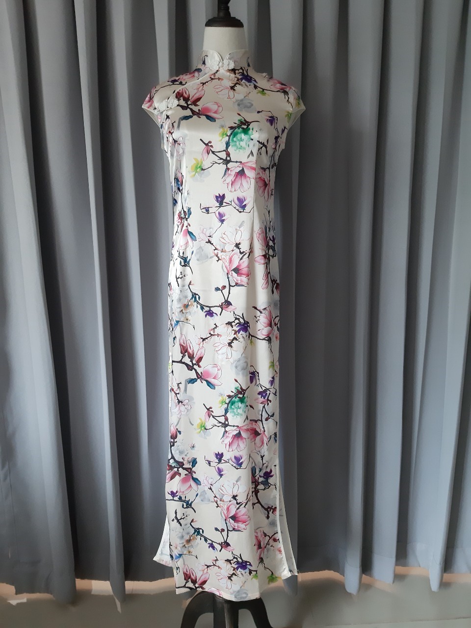 พร้อมส่ง กี่เพ้า สีครีม ผ้าซาติน พิมพ์ลาย ดอกไม้ สีพาสเทล สวยหวาน (L,2XL)