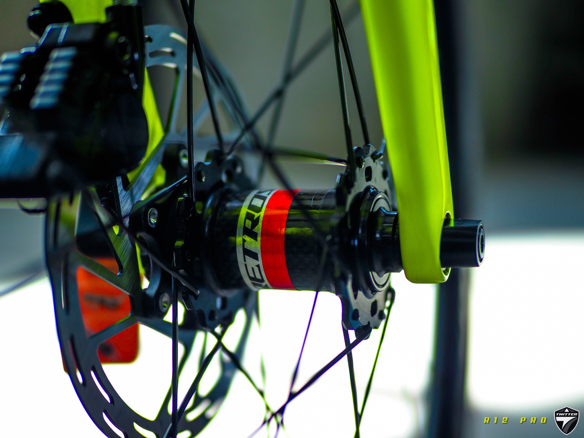 จักรยานเสือหมอบ TWITTER R12 PRO 26SP. CARBON WHEELS เกียร์ไฟฟ้า EDS TX 13SP. 2024