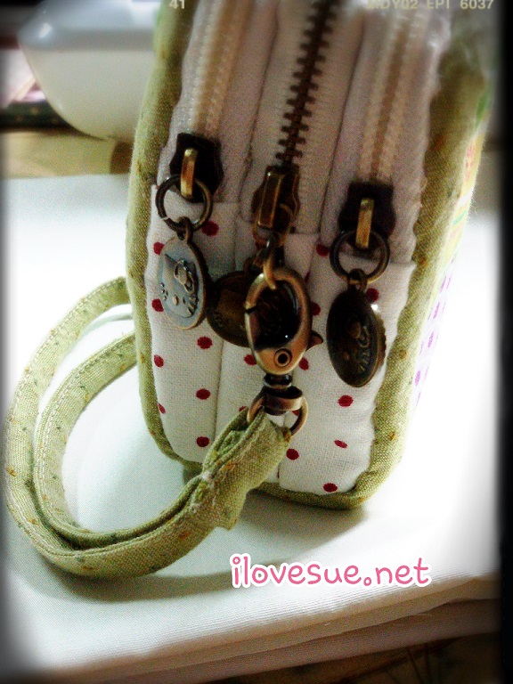 กระเป๋าสามช่อง ผ้าพิมพ์อเมริกา- สินค้าสั่งทำ แจ้งขนาดว่าต้องการใส่โทรศัพท์รุ่นอะไรนะคะ