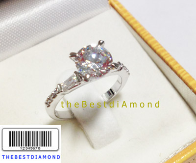 BR718RD+++แหวนชู 1.25 กะรัต แหวนชูแบบหรูๆ ตรงกลางเพชรกลมยกสูง ด้านข้างใช้เพชรคางหมู และ เพชรกลม แบบลงตัว เรียบ หรู เพชรสวยมากๆๆ