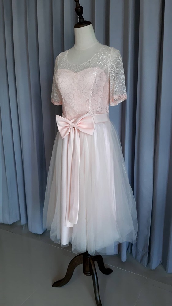 พร้อมเช่า ชุดราตรี แขนสามส่วน แต่งผ้าลูกไม้ลายกุหลาบ เอวคาดโบว์ กระโปรงผ้าตาข่ายนิ่ม สีชมพู