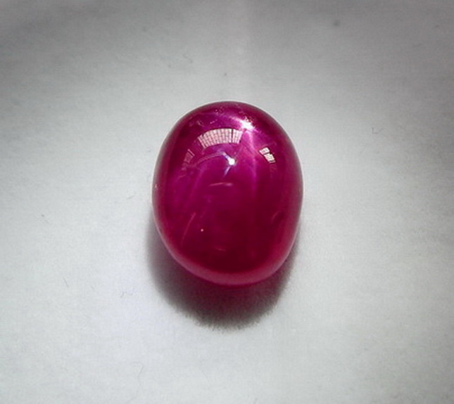 Ruby Star Burma ทับทิมพม่า Starคมชัด เนื้อแก้วสีแดงสด รูปสวยทรงงามนูนกองข้าว รูปสวยเนื้อดี ขนาด 10.49x7.80x6.01 mm. นน. 5.31 ct.