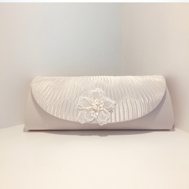 พร้อมส่ง Evening Clutch กระเป๋าออกงาน สีขาว แต่งลูกไม้