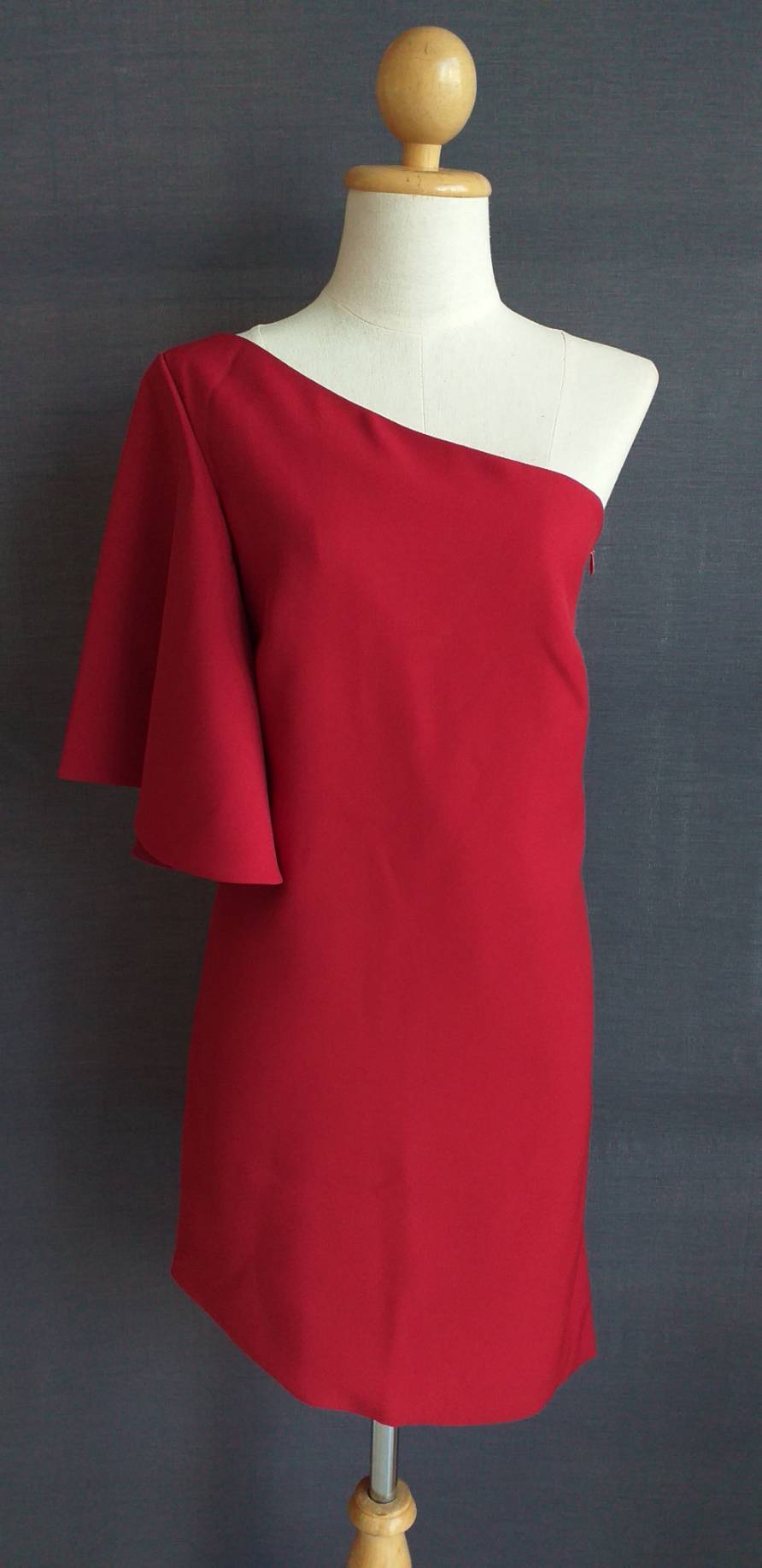 พร้อมส่ง ชุดออกงาน แบบเรียบหรู ปาดไหล่ สีแดงไวน์ ใส่ได้ทั้งงานเช้า งานเย็น (เหลือเฉพาะไซส์ S)
