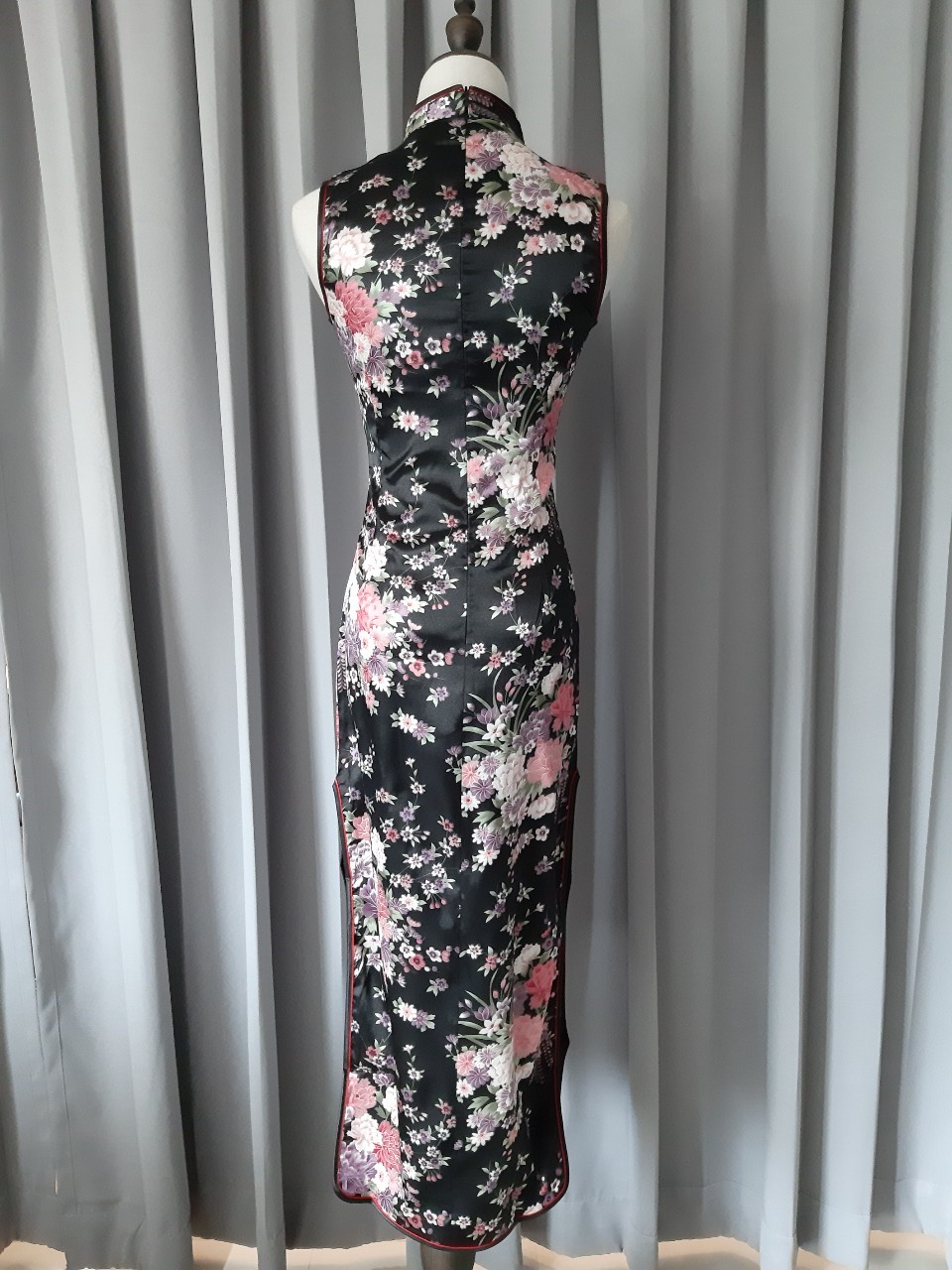 Pre-order กี่เพ้า ผ้าแพร สีดำ พิมพ์ลายดอกไม้ ตัดเย็บอย่างดี