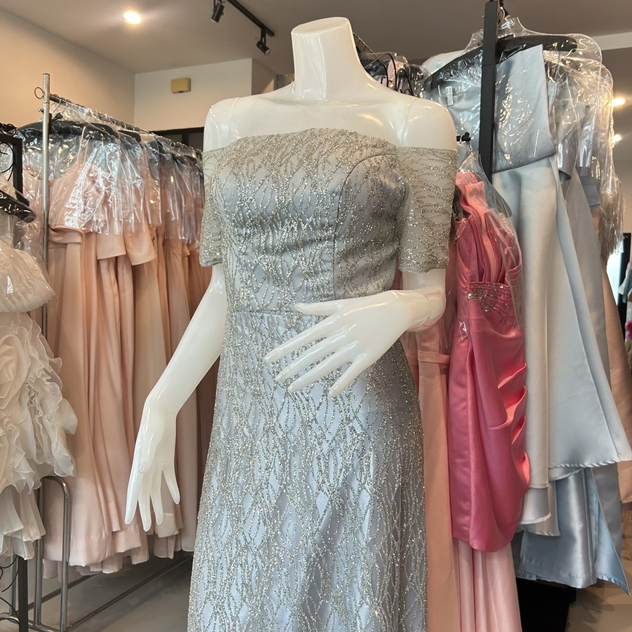 พร้อมเช่า ชุดราตรียาว แบบไหล่ปาดแขนสั้น สีเทา แต่งเม็ดกากเพชรทั้งชุด มาพร้อมเข็มขัดรูปใบไม้สีทอง หรูมาก