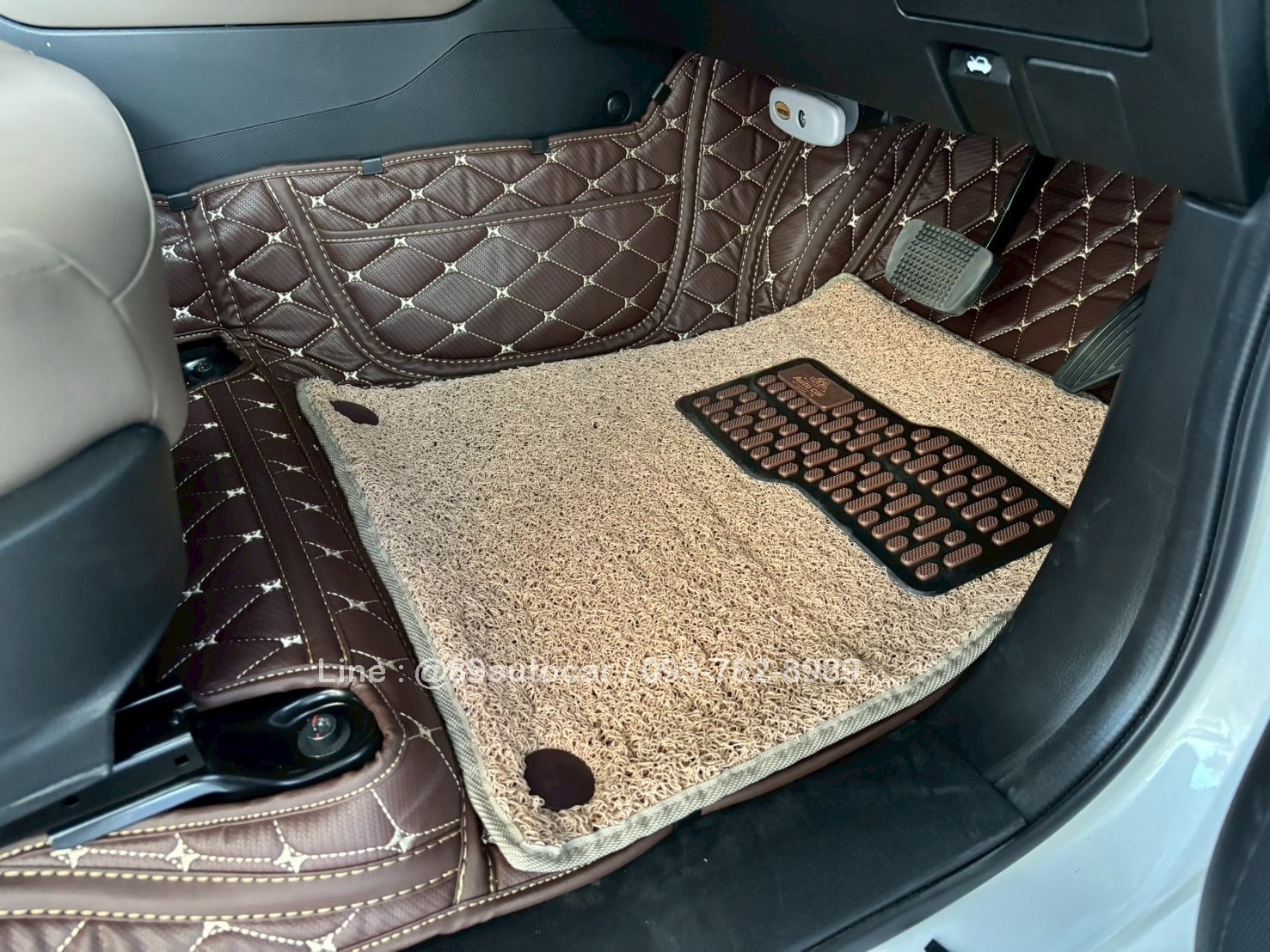 พรมปูพื้นรถยนต์ Isuzu Mu-X 2026 ปูพรม7D สีกาแฟลายเคฟล่า เสริมด้วยพรมไวนิลดักฝุ่น สีครีม