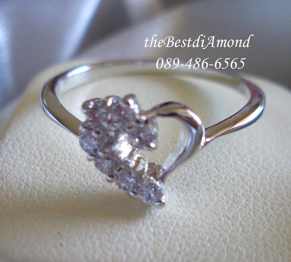 BR073RD===แหวนหัวใจสื่อรัก=== วงนี้น่ารักมากๆๆ เพชรไม่ใหญ่เกินไป แบบดูดีมีดีไซน์ ไม่ล้าสมัย ใส่ได้นาน ตัวเรือนเพรียวบาง ใส่ติตนิ้วได้ตลอดเลยค่ะ
