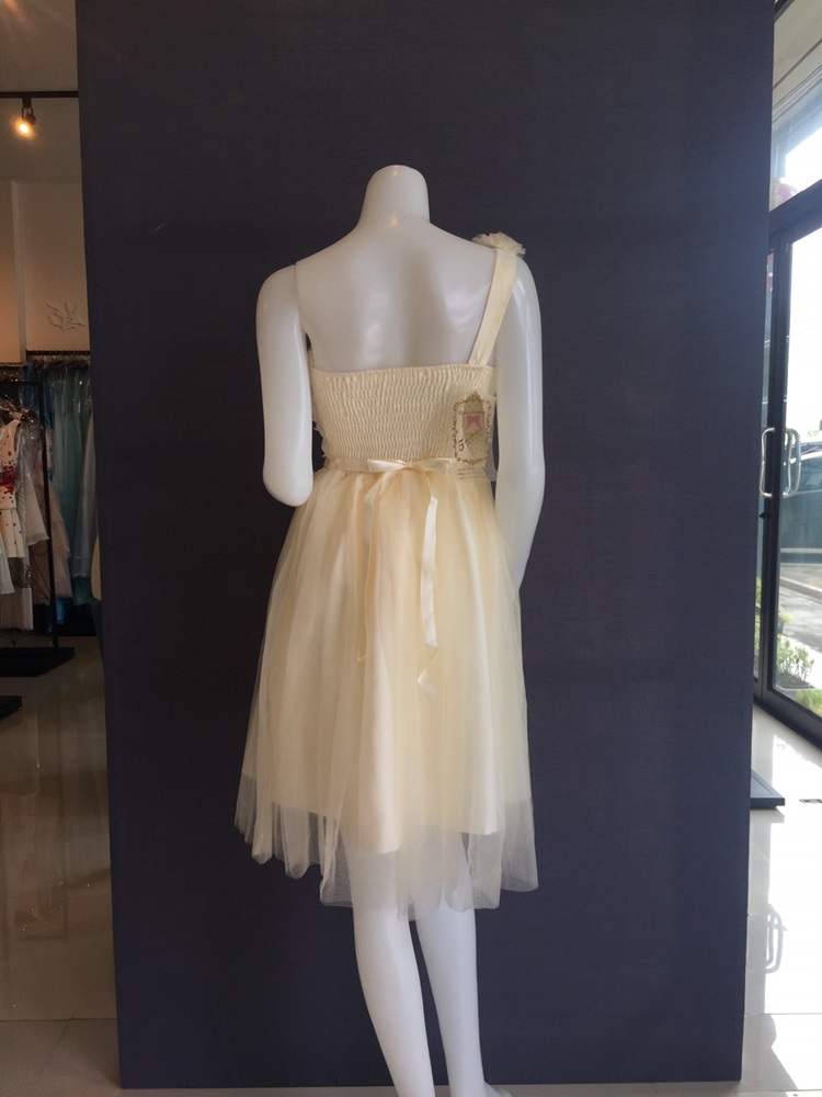 พร้อมส่ง ชุดราตรีสั้น เพื่อนเจ้าสาว แบบ E ไหล่เดียว ดอกไหล่ซ้าย แต่งลูกไม้นูนช่วงอกสวย สีครีม (จับสม๊อกด้านหลัง)