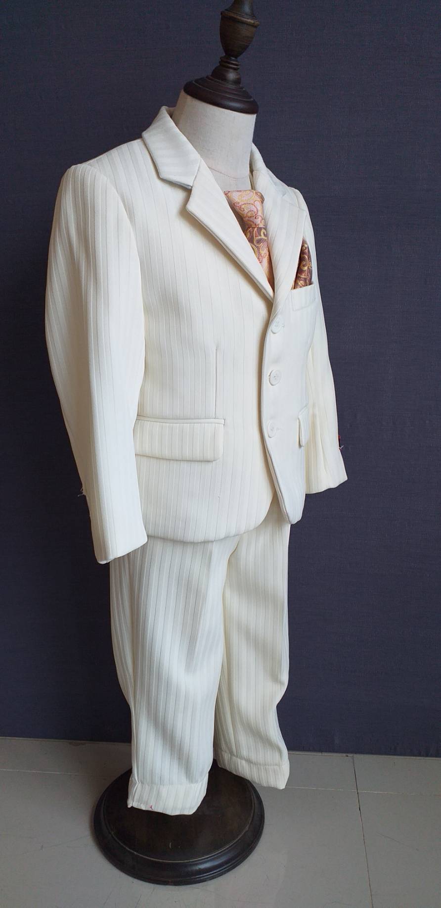 พร้อมเช่า ชุดสูทเด็กชาย สีขาวครีม