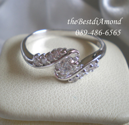 BR949RD+++แหวนหนีบแบบเก๋ๆ++ดีไซน์น่ารักมากๆ ออกแบบได้ลงตัว หรูหราพอสมควรแต่ไม่เวอร์ ขนาดเพชรตรงกลางกำลังดีค่ะ ขนาด 30 สตใส่ติดนิ้วได้สบาย ดีไซน์เก๋มาก