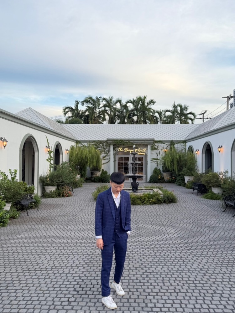 พร้อมเช่า ชุดสูทชาย สีน้ำเงิน ลายตาราง ทรงเข้ารูป สไตล์เกาหลี พร้อมเสื้อกั๊ก