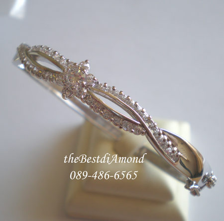 BB020RD+++กำไลเกลียวดอกไม้+++แบบดีไซน์น่ารัก สวยหรู เป็นเกลียว 2 ข้างมาบรรจบกัน โดยมีดอกไม้ฝังเพชรอยู่ตรงกลาง น่ารักมากๆเลย ใส่ออกงานสบายเลยค่ะ