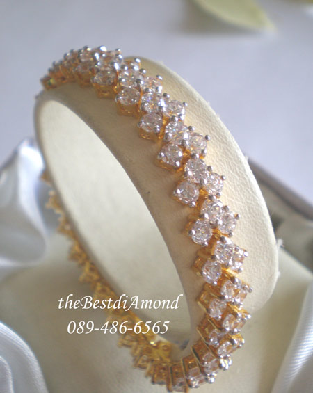 CL005+++สร้อยข้อมือเพชรรอบtriangle+++สวยสุดๆๆ เพชรทั้งเส้น เล่นไฟระยิบระยับ วิ๊งๆๆเลยค่ะ ดีไซน์ก็สุดยอดค่ะ ดูไฮโซมากๆๆ เหมือนจริงสุดๆ