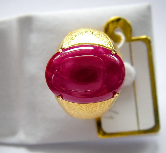 ทับทิมพม่า เนื้อแก้ว สีแดงสดเลือดนก ทรงนูนสวยเนื้อดี ขนาด 16.20x11.88x4.57 mm. นน.10.27 ct.