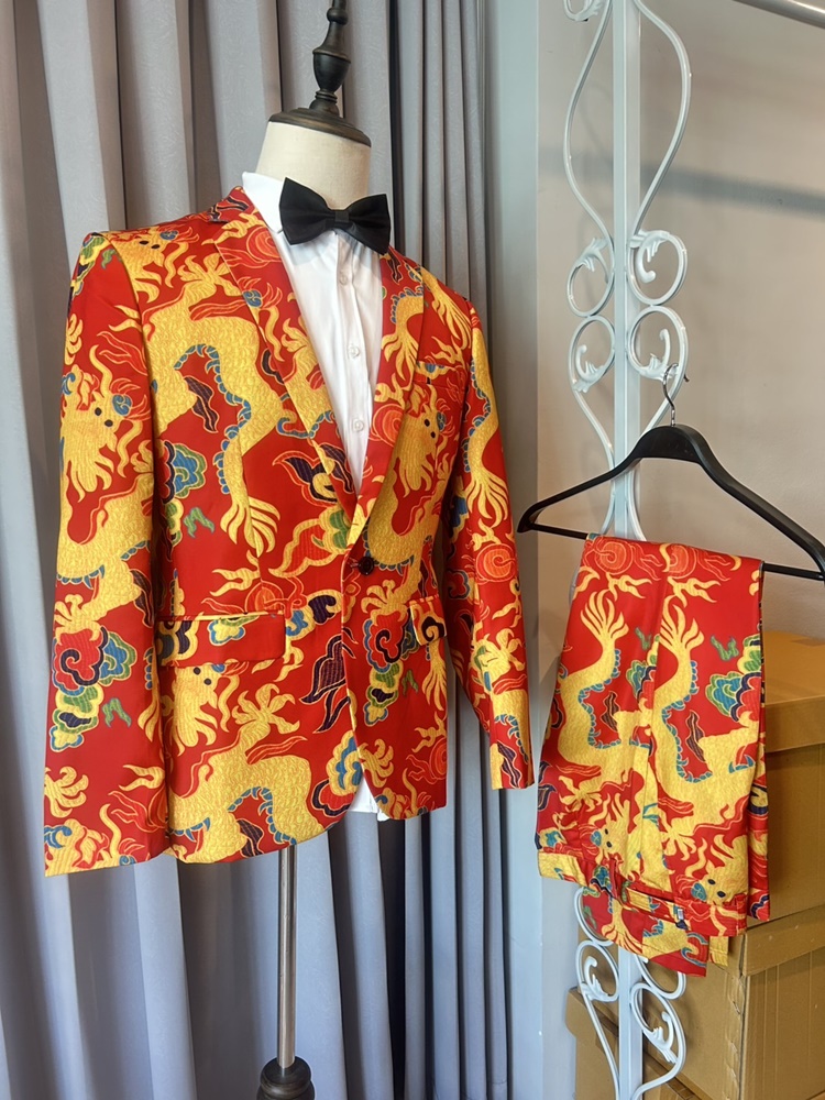 พร้อมเช่า ชุดสูทจีนชาย โทนสีส้มแดง ทอลายในเนื้อผ้า แบบหรูหรา สไตล์จีน